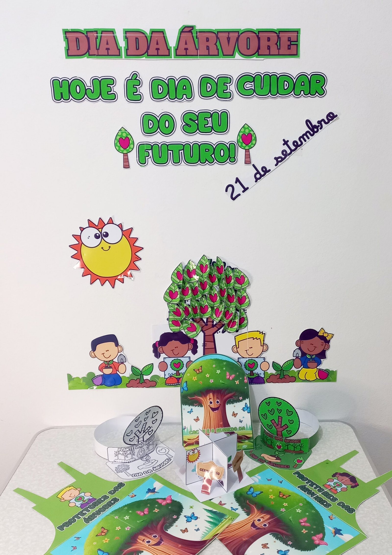 Kit Pedagógico Dia da Árvore: Painel 3D, Avental, Viseira, Luva de História e Diorama