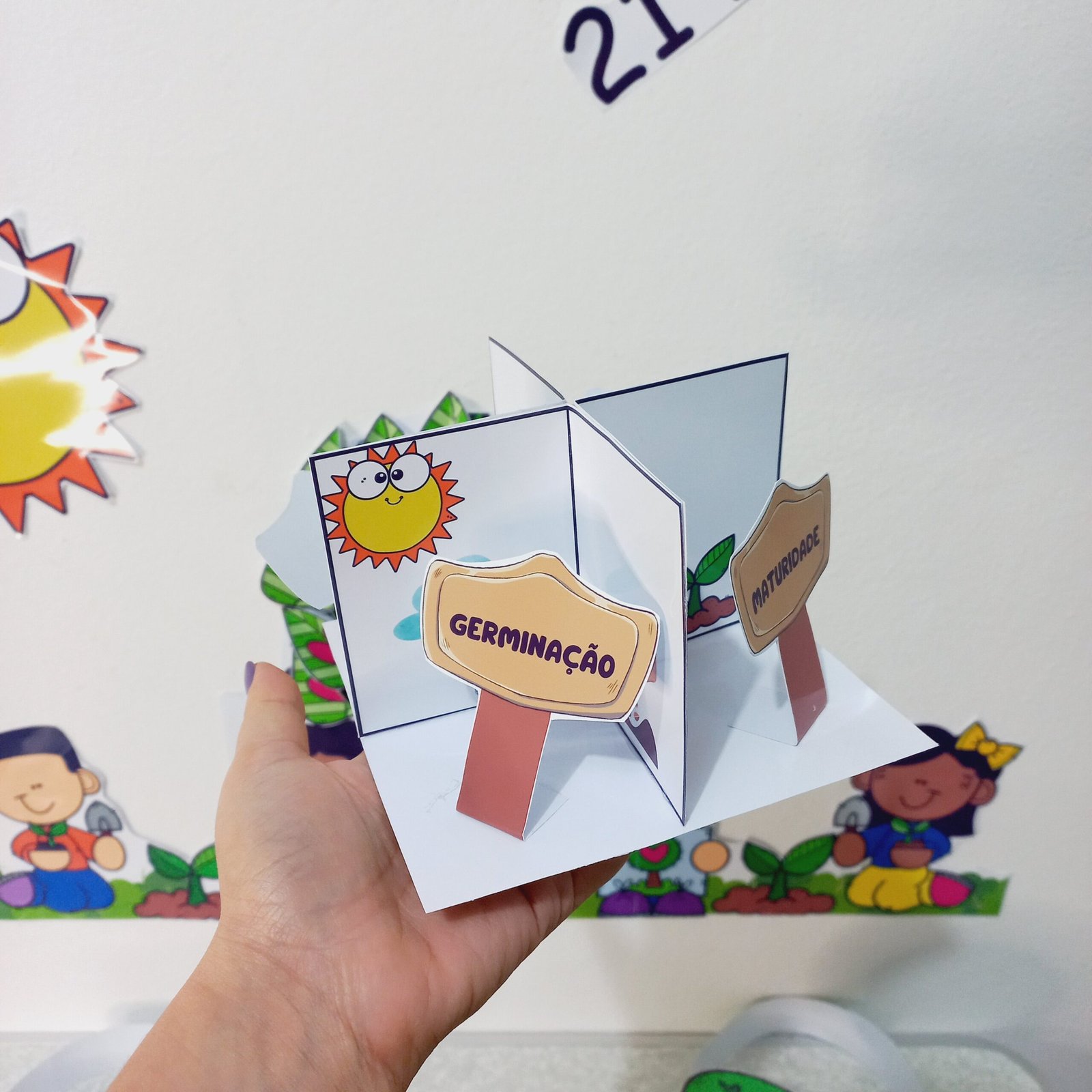 Kit Pedagógico Dia da Árvore: Painel 3D, Avental, Viseira, Luva de História e Diorama - Imagem 6