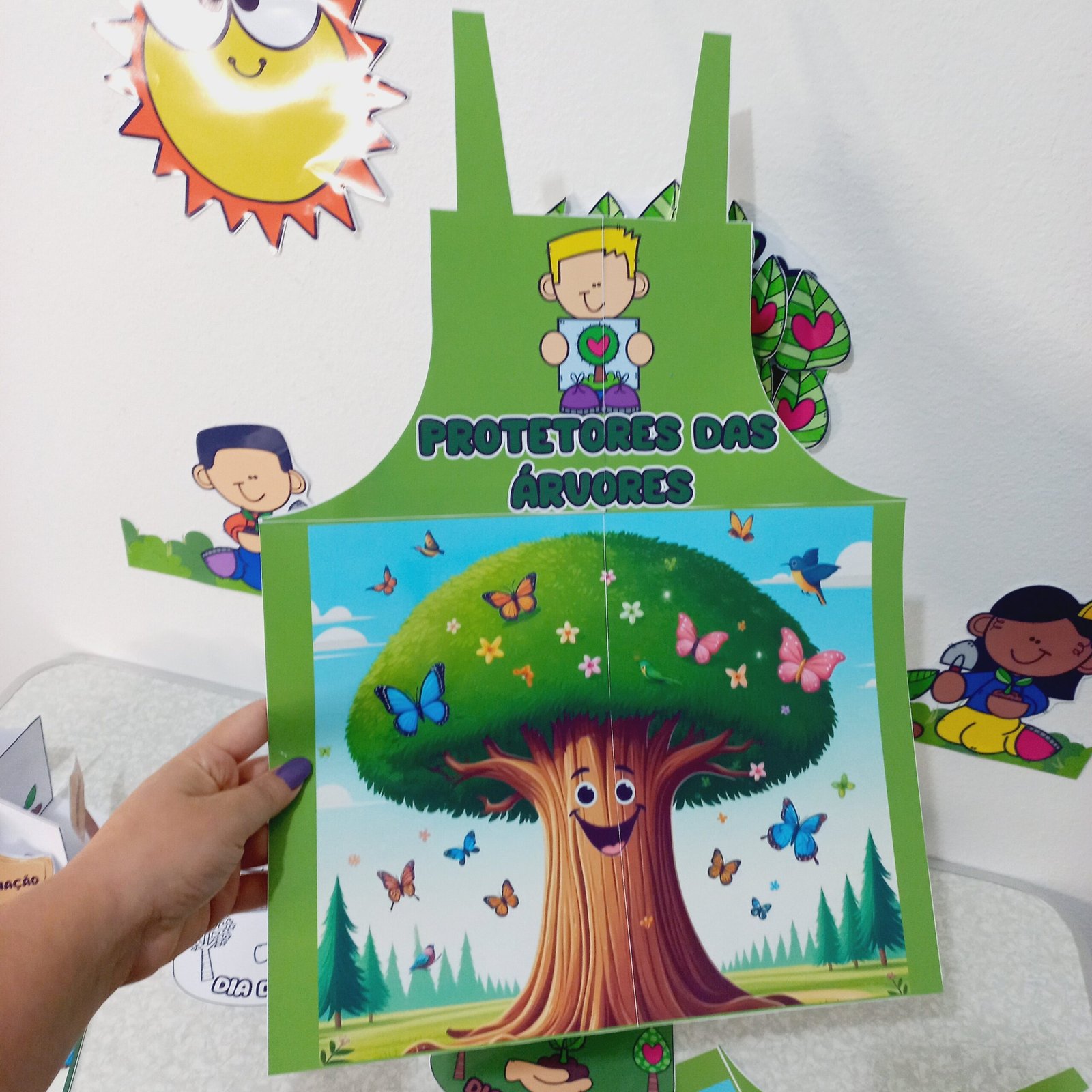 Kit Pedagógico Dia da Árvore: Painel 3D, Avental, Viseira, Luva de História e Diorama - Imagem 11